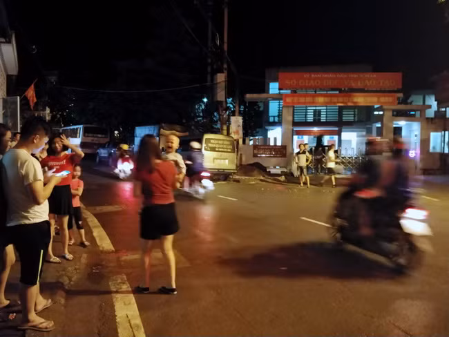 Người dân trong tổ phố rất quan tâm đến hoạt động này tại Sở GD&ĐT hai ngày gần nay. Gần nửa đêm, vẫn nhiều người đứng ngóng vào các phòng làm việc của Sở. Người dân trong tổ phố rất quan tâm đến hoạt động này tại Sở GD&ĐT hai ngày gần nay. Gần nửa đêm, vẫn nhiều người đứng ngóng vào các phòng làm việc của Sở.