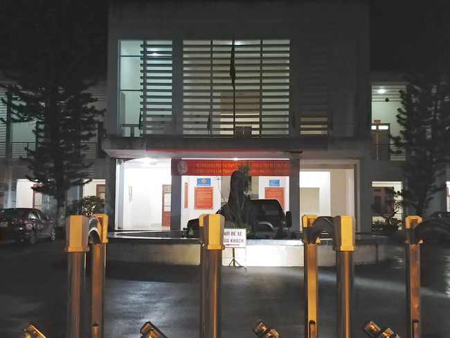 Khi màn đêm buông xuống, bên trong Sở GD&ĐT nhiều dãy phòng làm việc, hành lang vẫn sáng đèn cho thấy công tác rà soát, xác minh kết quả thi tại đây đang được Tổ công tác triển khai với tiến độ rất khẩn trương.