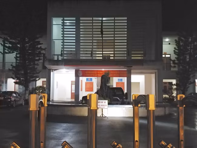 Khi màn đêm buông xuống, bên trong Sở GD&ĐT nhiều dãy phòng làm việc, hành lang vẫn sáng đèn cho thấy công tác rà soát, xác minh kết quả thi tại đây đang được Tổ công tác triển khai với tiến độ rất khẩn trương. Khi màn đêm buông xuống, bên trong Sở GD&ĐT nhiều dãy phòng làm việc, hành lang vẫn sáng đèn cho thấy công tác rà soát, xác minh kết quả thi tại đây đang được Tổ công tác triển khai với tiến độ rất khẩn trương.