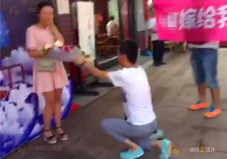 Cầu hôn sai cách, chàng trai khiến bạn gái tức giận bỏ đi - Ảnh 1 Cau hon sai cach, chang trai khien ban gai tuc gian bo di - Anh 1