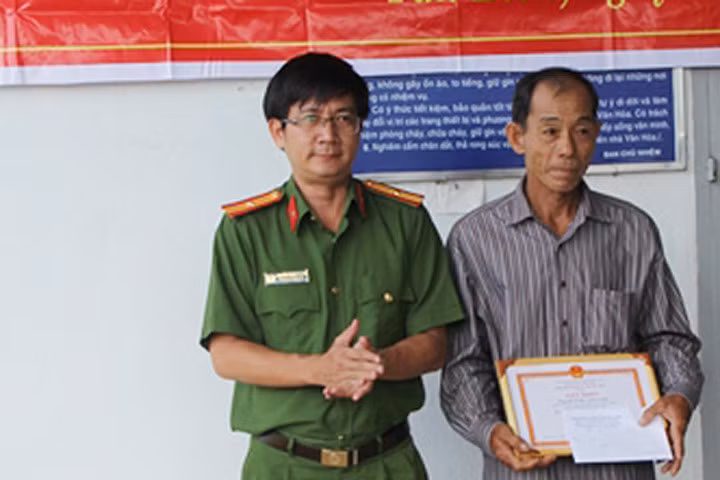 Ông lão dũng cảm tước vũ khí, bắt giữ hung thủ vừa giết người