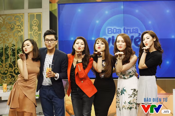Dàn mỹ nhân của VTV24 náo động Bữa trưa vui vẻ
