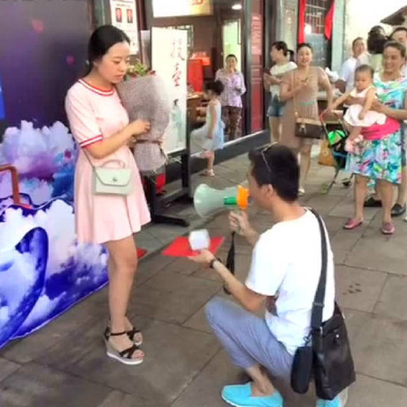 Cầu hôn sai cách, chàng trai khiến bạn gái tức giận bỏ đi - Ảnh 2 Cau hon sai cach, chang trai khien ban gai tuc gian bo di - Anh 2