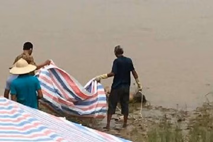 Phát hiện xác người đàn ông đang phân hủy trên sông Hồng