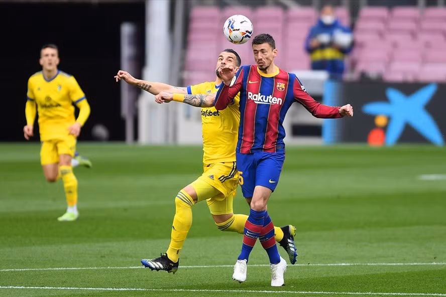 Clement Lenglet chơi khá tệ mùa này.