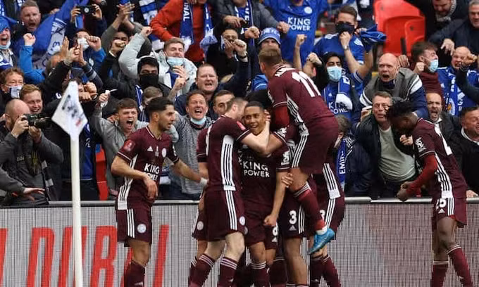 Cầu thủ Leicester mừng siêu phẩm của Youri.