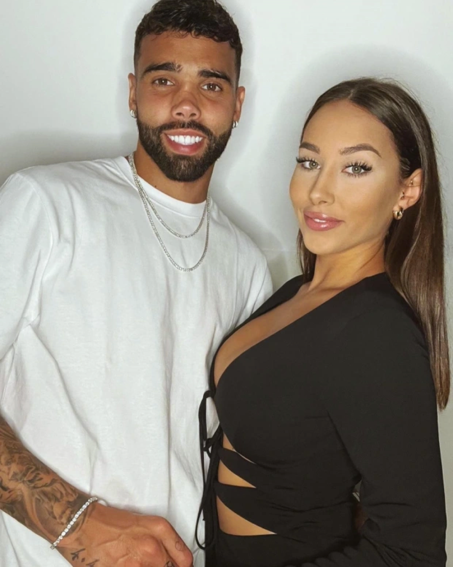 David Raya được bạn gái Tatiana Trouboul hộ tống đến Qatar. David Raya được bạn gái Tatiana Trouboul hộ tống đến Qatar.