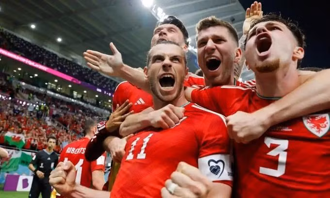 Bale và các đồng đội vui mừng vì kiếm được 1 điểm trước Mỹ ở trận ra quân bảng B.