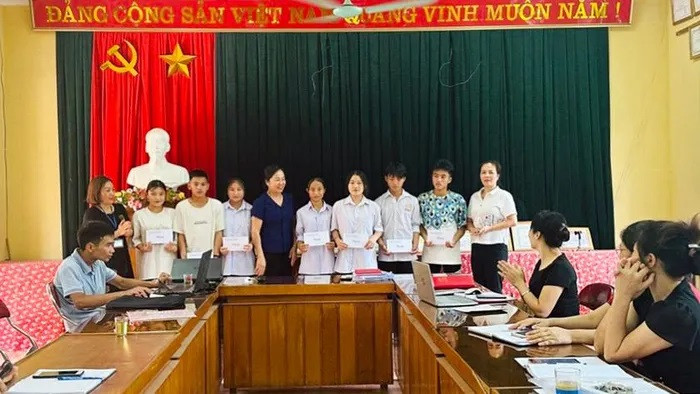 Hội Khuyến học huyện Trạm Tấu trao quà cho học sinh khó khăn. Hội Khuyến học huyện Trạm Tấu trao quà cho học sinh khó khăn.