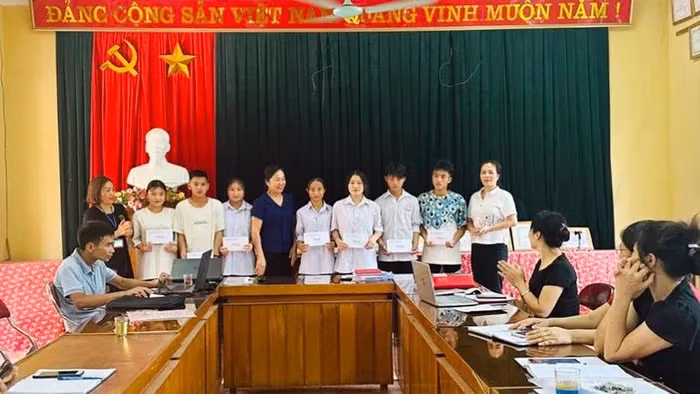 Hội Khuyến học huyện Trạm Tấu trao quà cho học sinh khó khăn.