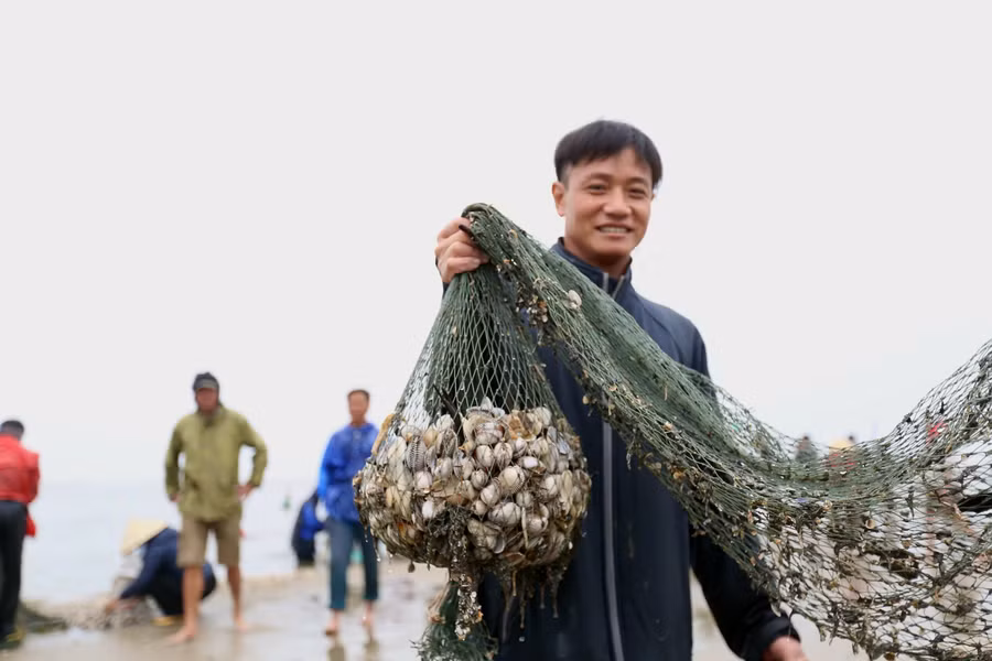Vừa kéo lên mẻ sò lông, ngư dân Dương Thanh Hán (49 tuổi, trú xã Thịnh Lộc) hào hứng nói, anh và 3 người trong gia đình đã bắt được hơn 50kg sò lông sau 3 giờ ngụp lặn. Anh Hán cho biết, do thời tiết lạnh giá và sóng biển lớn nên việc ngụp lặn xuống nước để vớt sò lông rất nguy hiểm và mất nhiều công sức. (Ảnh: Thu Nhường).
