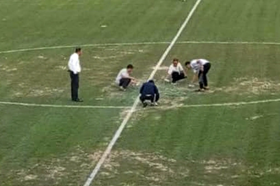 Hình ảnh xịt sơn xanh lên mặt sân cỏ ở Khánh Hoà đang gây sốt.