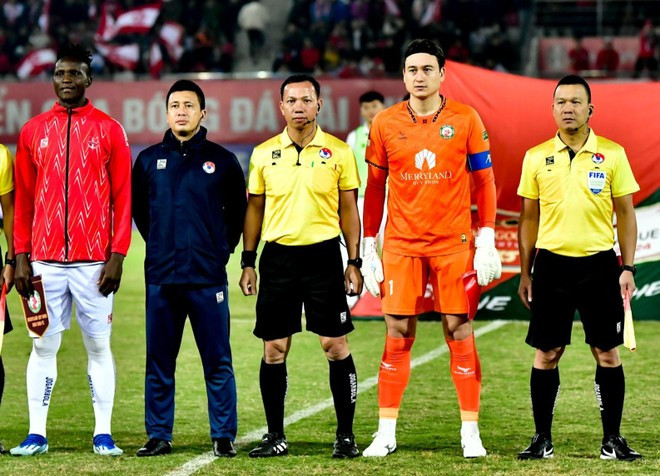 Thủ thành Văn Lâm trước trận Bình Đinh gặp Hải Phòng ở vòng 8 V.League 2023-2024. Thủ thành Văn Lâm trước trận Bình Đinh gặp Hải Phòng ở vòng 8 V.League 2023-2024.