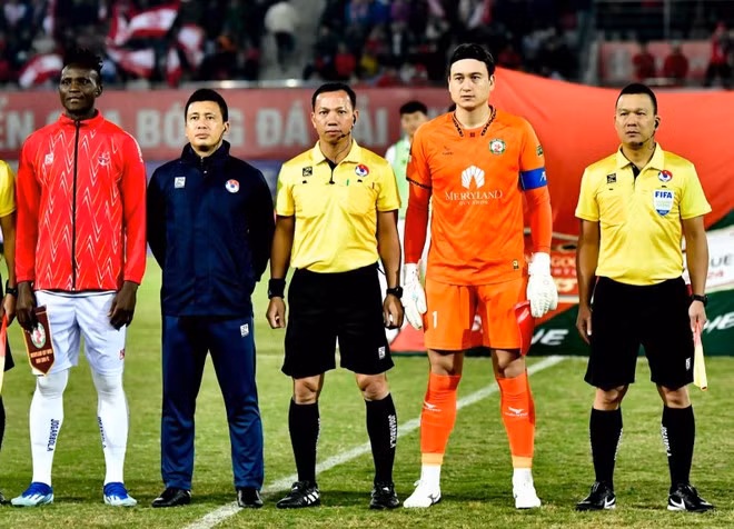 Thủ thành Văn Lâm trước trận Bình Đinh gặp Hải Phòng ở vòng 8 V.League 2023-2024.