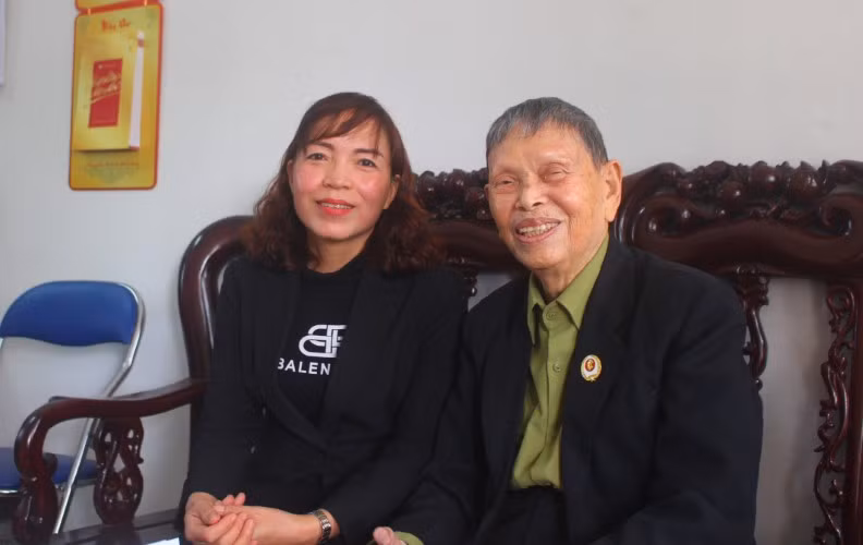 Cô Nguyễn Thị Kim Anh chia sẻ thành tích nhà trường với thầy Nguyễn Đức Thìn.