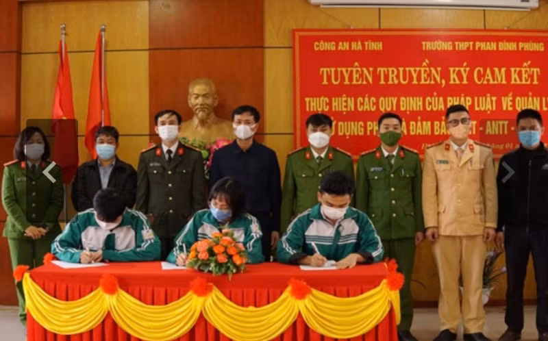 Lực lượng công an tuyên truyền và ký cam kết thực hiện các quy định về sử dụng pháo và đảm bảo trật tự ATGT tại các trường học.