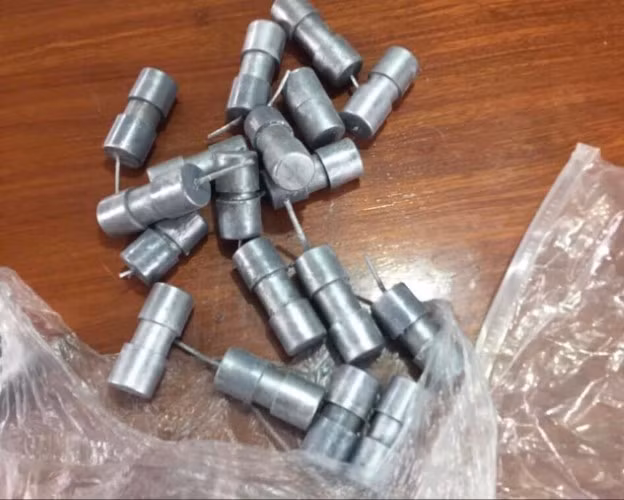 Công an thu giữ số pháo tự chế cùng các tang vật dùng để chế tạo pháo.