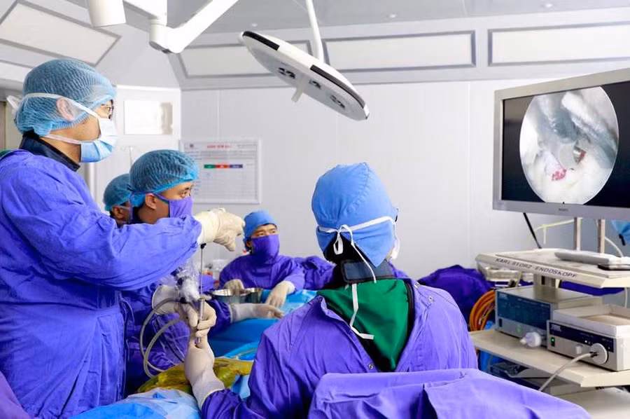 Phẫu thuật vi phẫu - nội soi lấy nhân thoát vị đĩa đệm cột sống cho bệnh nhân tại Bệnh viện Đa khoa tỉnh Quảng Ninh.