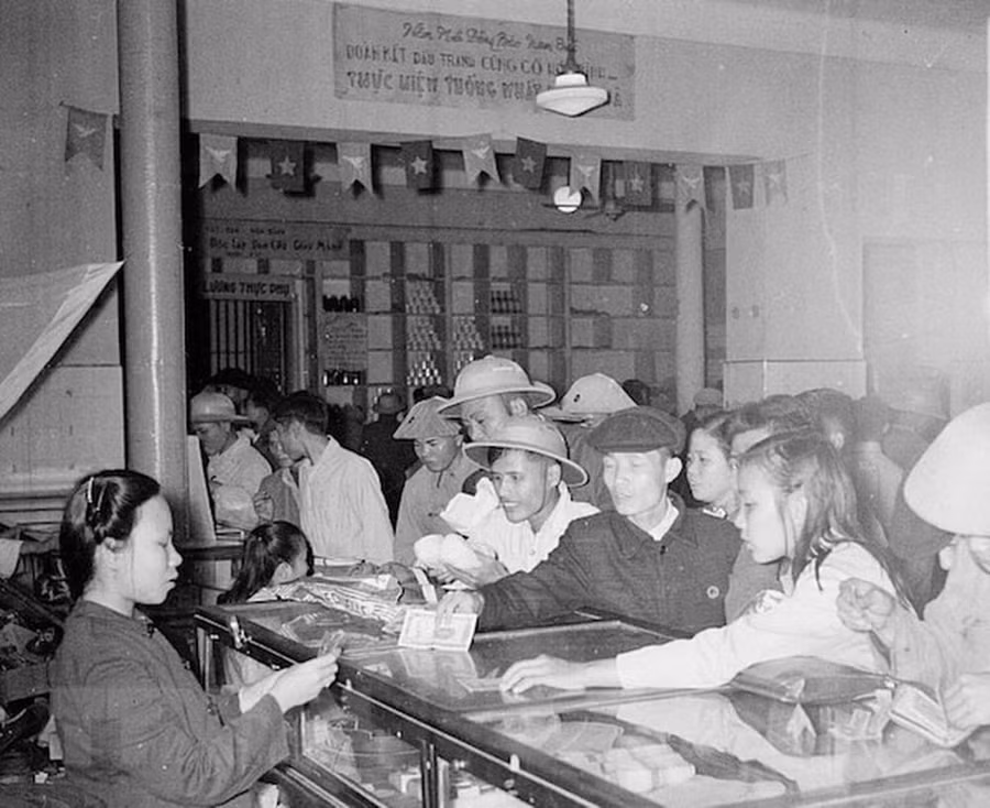 Cảnh chen chúc ở cửa hàng mậu dịch thời bao cấp. 