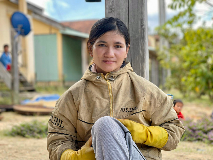 Chị Y Thẻ không nghĩ ở nơi xa xôi, hẻo lánh lại liên tiếp xảy ra động đất. Chị Y Thẻ không nghĩ ở nơi xa xôi, hẻo lánh lại liên tiếp xảy ra động đất.