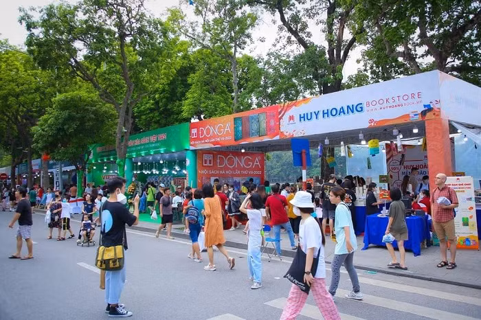 Hội Sách Hà Nội năm 2023 với hơn 200 gian hàng tiêu chuẩn tại không gian phố đi bộ hồ Hoàn Kiếm.