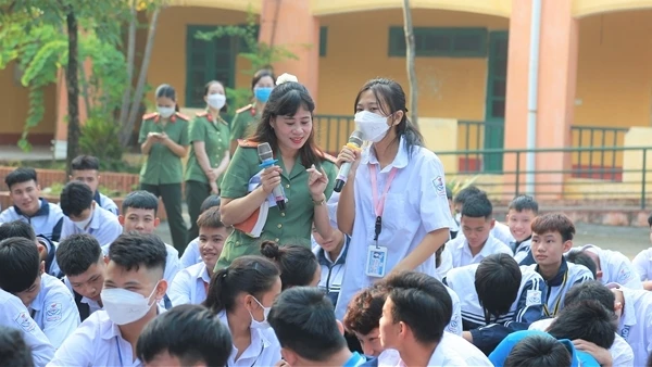 Cơ quan Công an tuyên truyền pháp luật, phòng chống bạo lực học đường trong các trường học.