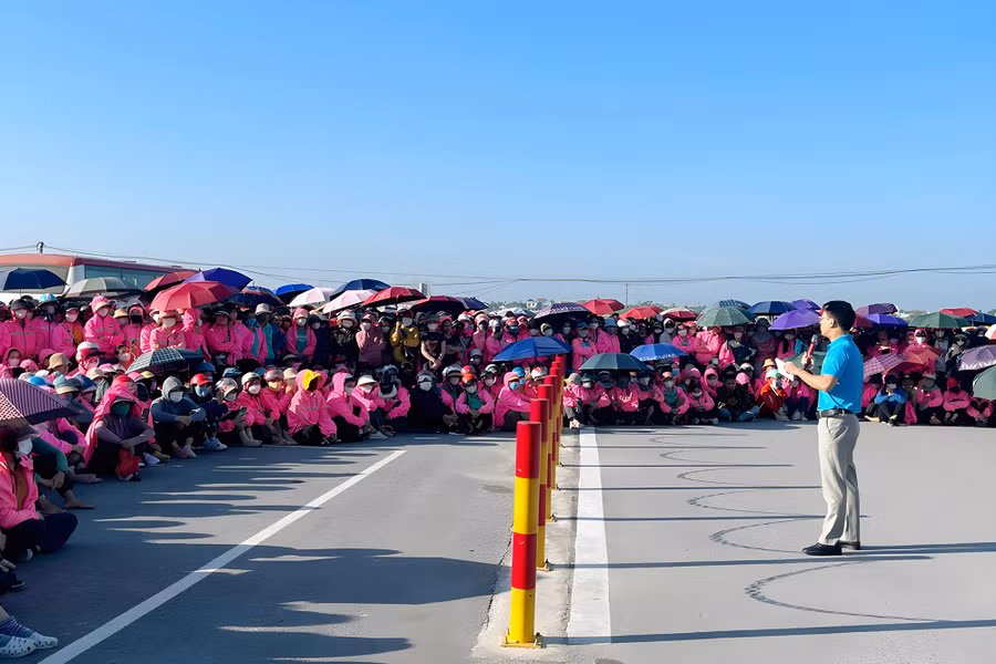 Lãnh đạo Liên đoàn Lao động tỉnh Nghệ An nói chuyện với công nhân vào sáng 4/10. Ảnh: Diệu Hoa