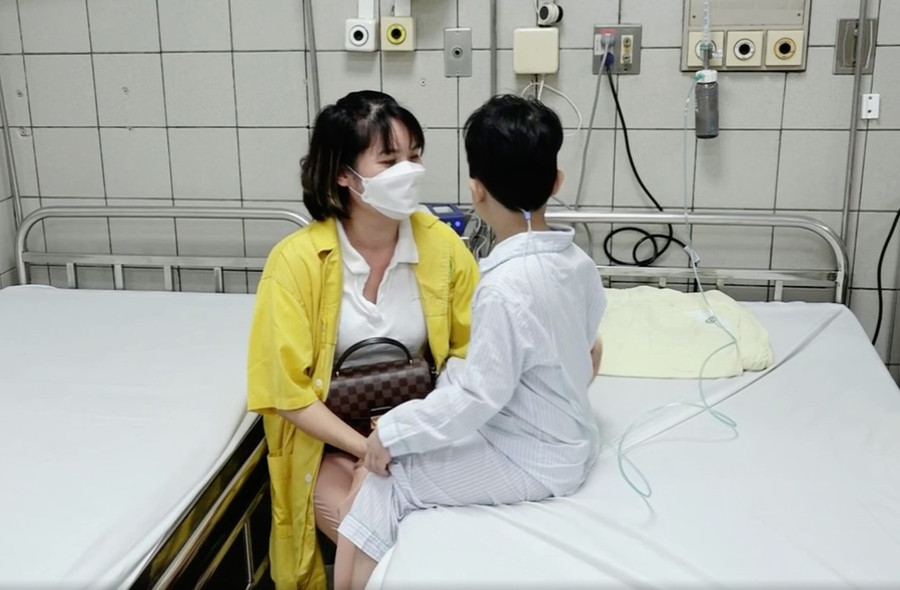 Cô Đoàn Thị Thu Hà – giáo viên tại quận Nam Từ Liêm tới chăm sóc học trò cũ là nạn nhân của vụ cháy khi nằm điều trị tại Bệnh viện Bạch Mai. Ảnh: ITN