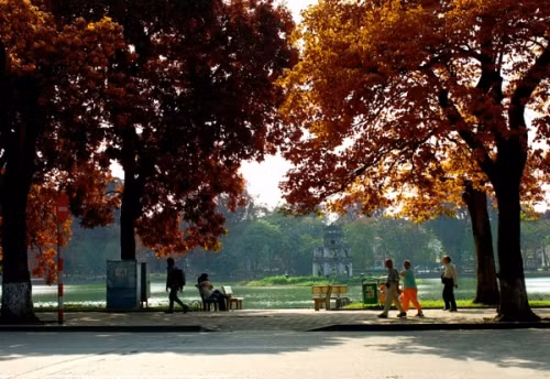 Lung linh vẻ đẹp bình yên của mùa thu Hà Nội - Ảnh 1