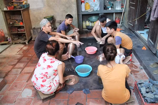 Ở Đại Bái, từ người già đến trẻ em đều biết thực hiện các công đoạn đúc đồng.