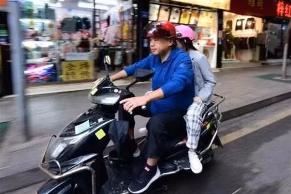 Du Yang chạy xe ôm sau khi trung tâm tiếng Anh đóng cửa.