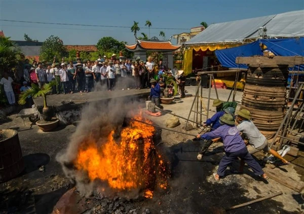 Thợ đúc đồng Đại Bái thực hiện một cuộc đúc chuông cỡ lớn.