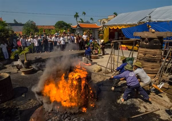 Thợ đúc đồng Đại Bái thực hiện một cuộc đúc chuông cỡ lớn.