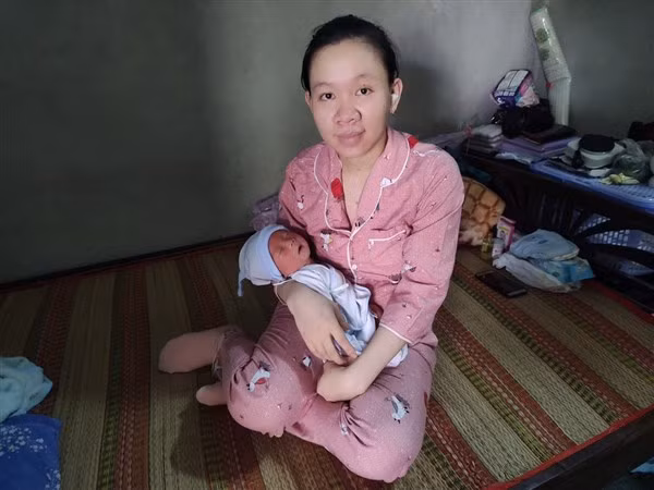 Hai mẹ con Ku Rớt được các bác sĩ hỗ trợ “vượt cạn” thành công, đã trở về quê an toàn.
