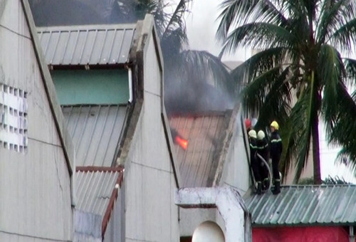 Cảnh sát PCCC khống chế ngọn lửa. Ảnh: Đức Huy Chay-Tan-thuan-Still002-3474-1429100568.