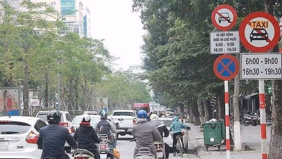 Hà Nội sắp dỡ bỏ biển cấm taxi, xe hợp đồng dưới 9 chỗ trên 10 tuyến phố