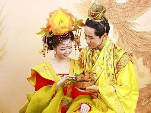 Điều ít biết về hoàng đế “chung thủy” nhất mọi thời đại