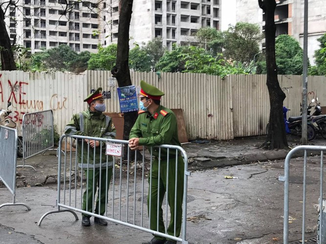 Bảo đảm ANTT khu vực đón người về cách ly. Bảo đảm ANTT khu vực đón người về cách ly.