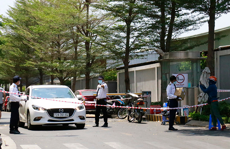 Hai chung cư ở Sài Gòn bị phong tỏa