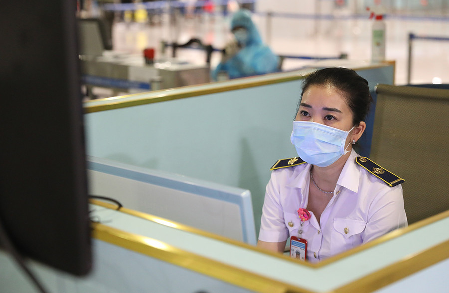 Chị Huỳnh Thị Mỹ Ngọc tại khu vực đo thân nhiệt từ xa với tất cả hành khách khi nhập cảnh. Ảnh: Hữu Công.