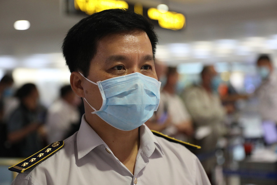 Giám đốc Trung tâm kiểm dịch y tế quốc tế Tân Sơn Nhất - Bác sĩ Nguyễn Hồng Tâm. Ảnh: Hữu Công.