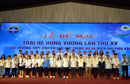 Học sinh trường THPT chuyên Vĩnh Phúc nhận giải trong Lễ bế mạc Trại hè Hùng Vương năm 2019