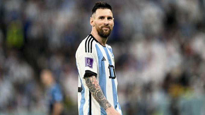 Messi lững thững đi bộ nhiều trong trận bán kết với Croatia. Messi lững thững đi bộ nhiều trong trận bán kết với Croatia.
