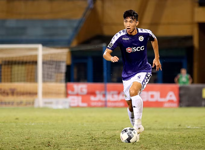 Văn Hậu từng có thời gian ngắn chơi cho Heerenveen tại Hà Lan nhưng không thành công. Anh hiện đã chia tay Hà Nội FC để cập bến đội bóng tân binh V.League 2023.