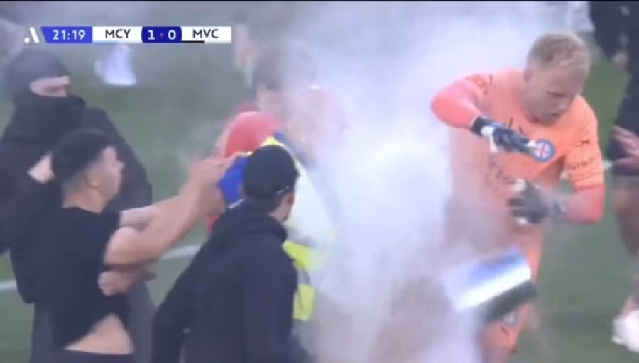 Thủ môn Glover không có khả năng tự vệ khi bị đập vào đầu.