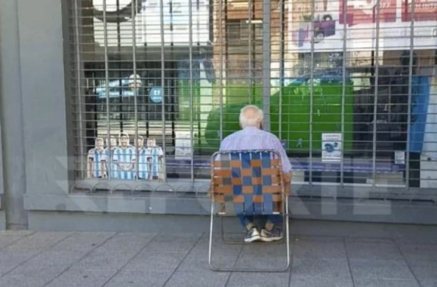 Hình ảnh cụ ông Carlos Bejar đang chăm chú theo dõi World Cup bên ngoài một cửa hàng điện tử ở Argentina gây xúc động. Hình ảnh cụ ông Carlos Bejar đang chăm chú theo dõi World Cup bên ngoài một cửa hàng điện tử ở Argentina gây xúc động.