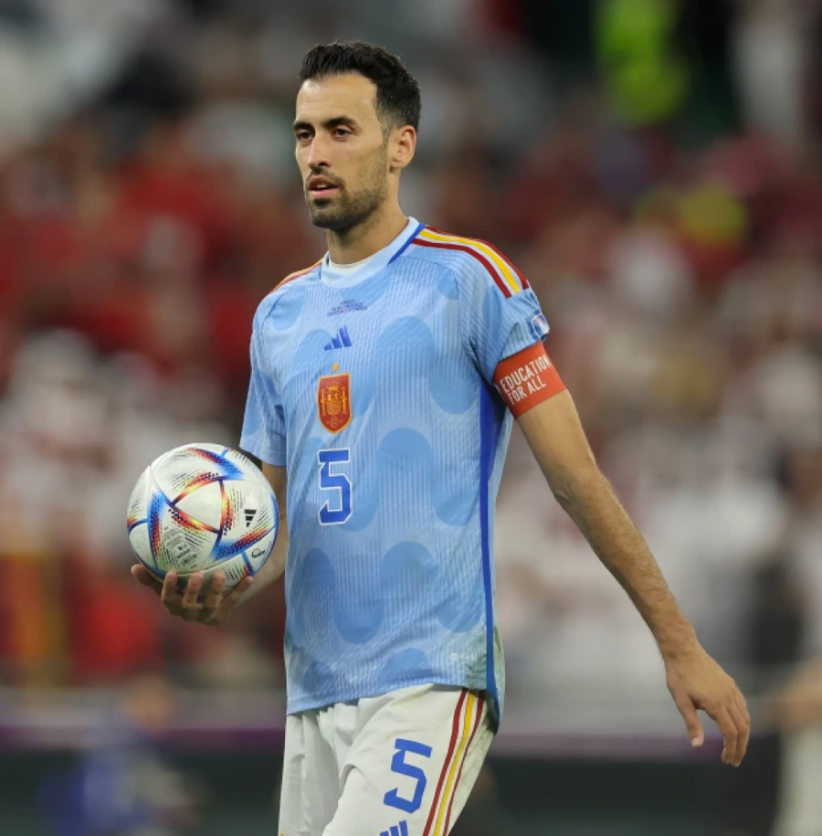 Busquets mang băng thủ quân Tây Ban Nha tại World Cup 2022. Busquets mang băng thủ quân Tây Ban Nha tại World Cup 2022.