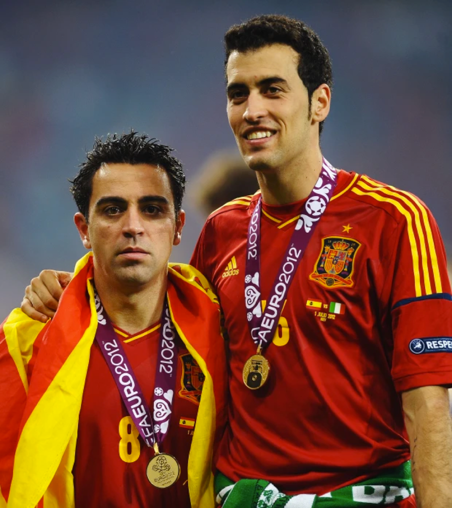 Busquets chụp ảnh cùng huyền thoại Xavi sau khi Tây Ban Nha đăng quang EURO 2012. Busquets chụp ảnh cùng huyền thoại Xavi sau khi Tây Ban Nha đăng quang EURO 2012.