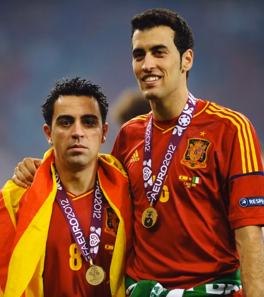 Busquets chụp ảnh cùng huyền thoại Xavi sau khi Tây Ban Nha đăng quang EURO 2012. Busquets chụp ảnh cùng huyền thoại Xavi sau khi Tây Ban Nha đăng quang EURO 2012.