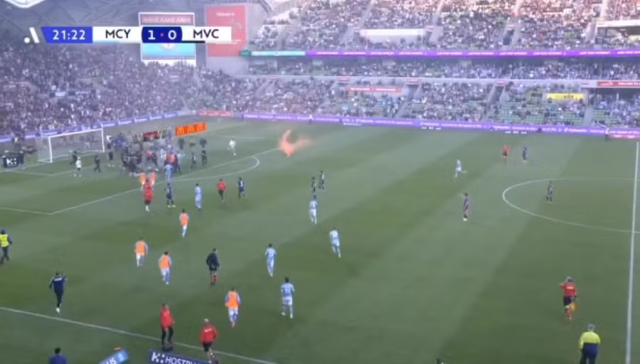 Các cầu thủ dự bị vội vàng hỗ trợ thủ môn bị chấn thương.